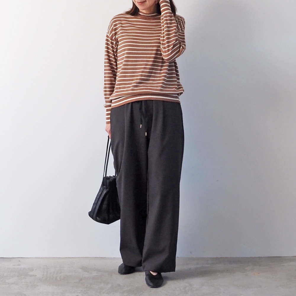 LANATEC-ECOツイルストレッチ イージーパンツ パンツを着た女性の全身