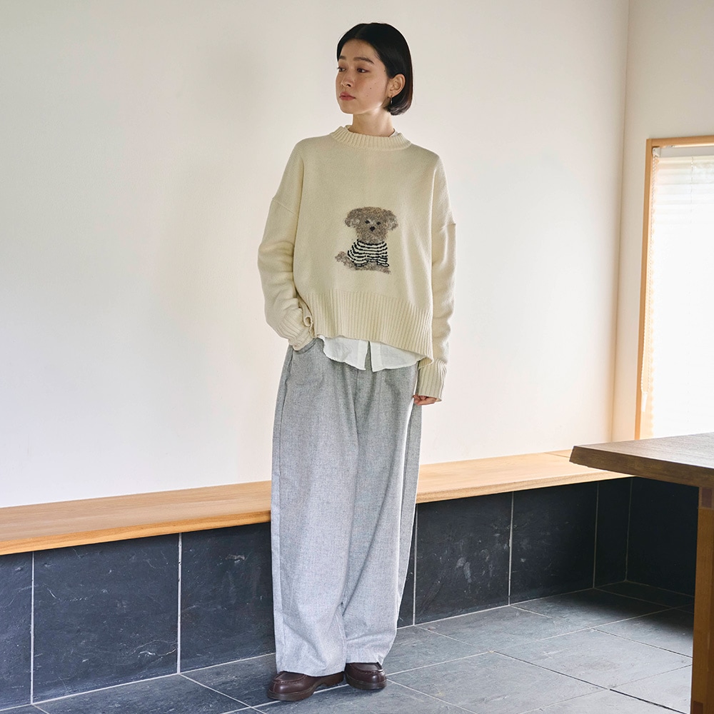 ウールリサイクルクロス ノッポパンツ パンツを着た女性の全身
