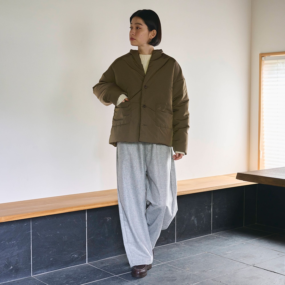 ウールリサイクルクロス ノッポパンツ パンツを着た女性の全身