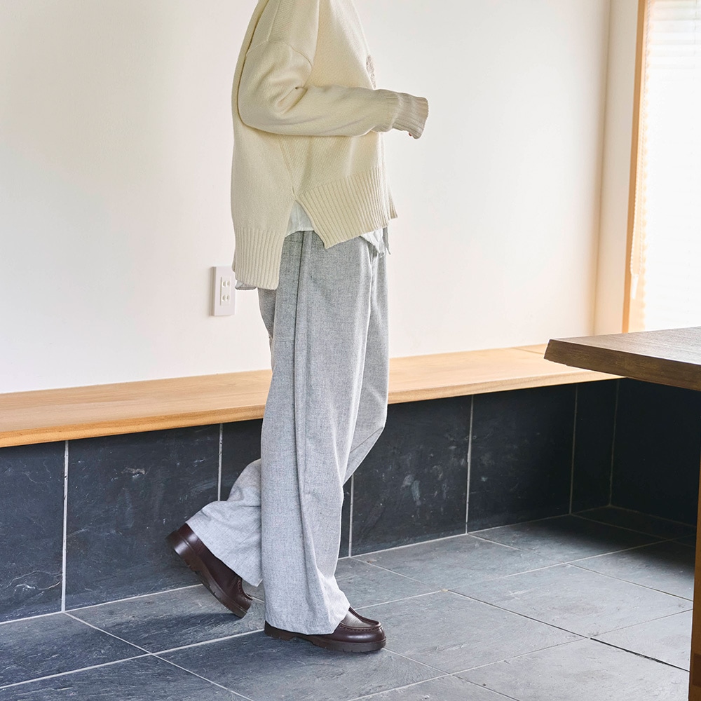 ウールリサイクルクロス ノッポパンツ パンツを着た女性の正面