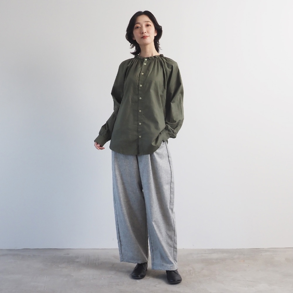 ウールリサイクルクロス ノッポパンツ パンツを着た女性の全身