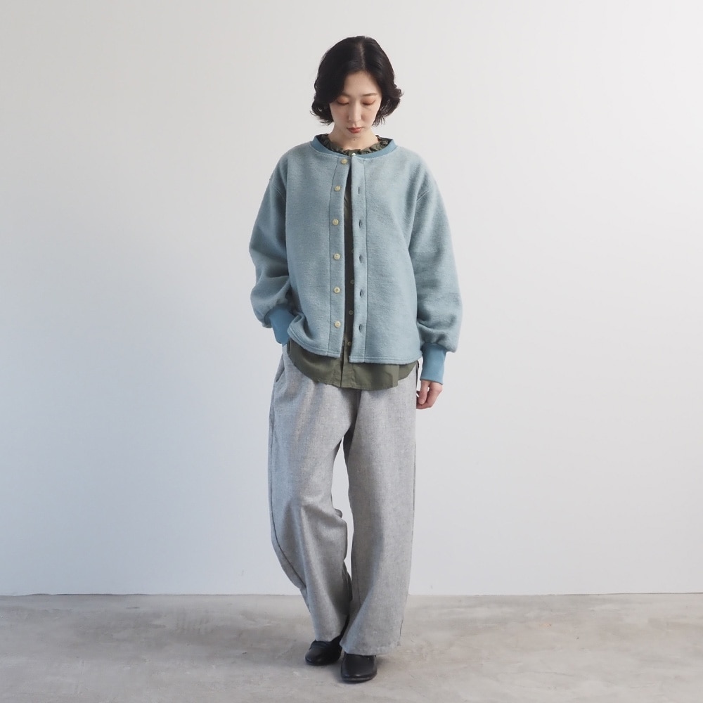 ウールリサイクルクロス ノッポパンツ パンツを着た女性の全身