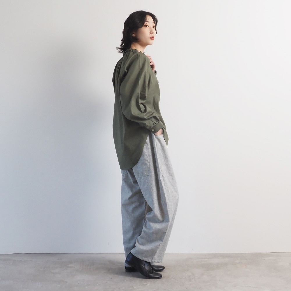 ウールリサイクルクロス ノッポパンツ パンツを着た女性の全身