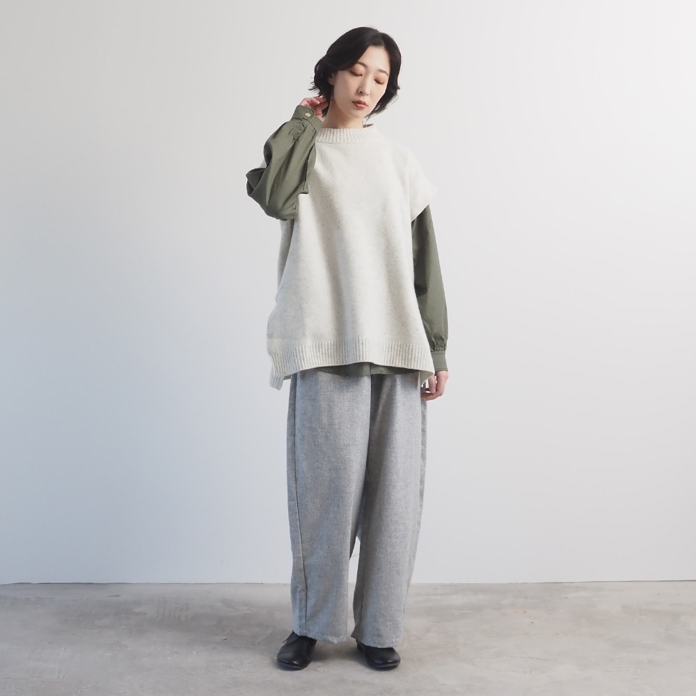 ウールリサイクルクロス ノッポパンツ パンツを着た女性の全身