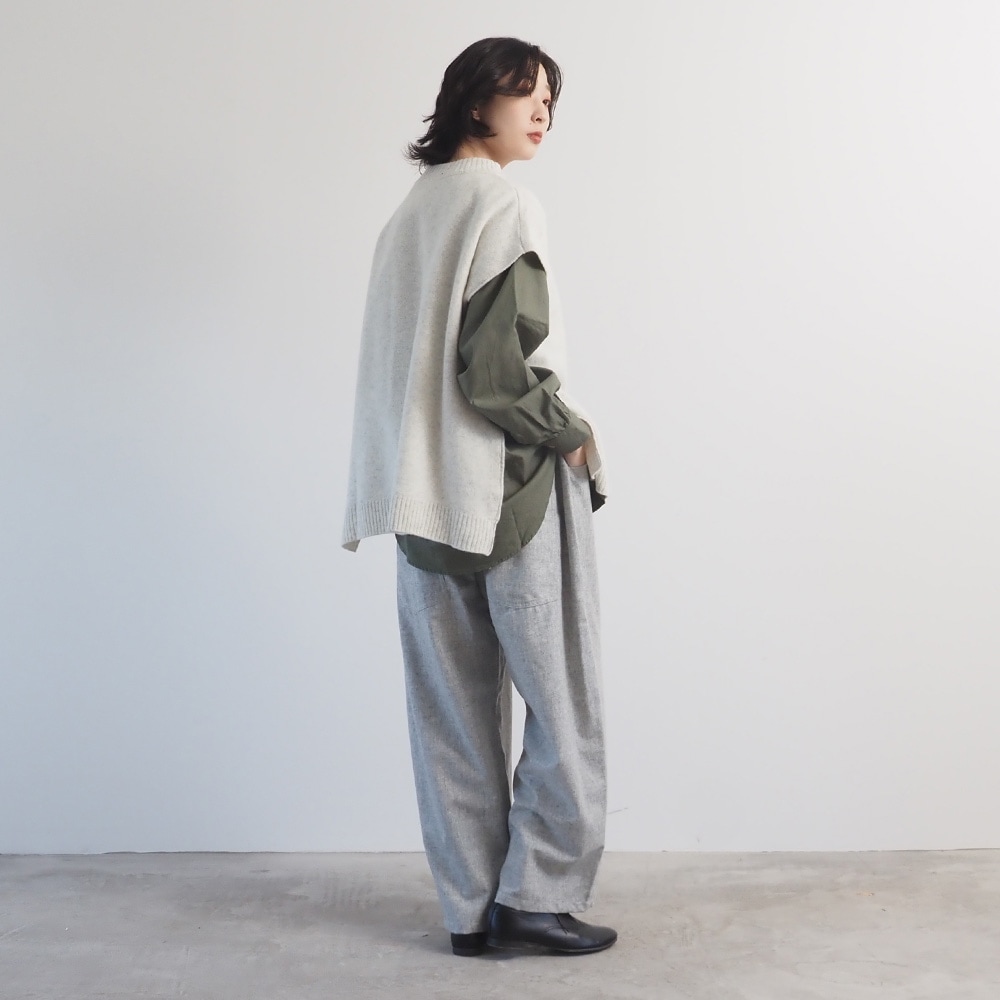 ウールリサイクルクロス ノッポパンツ パンツを着た女性の全身