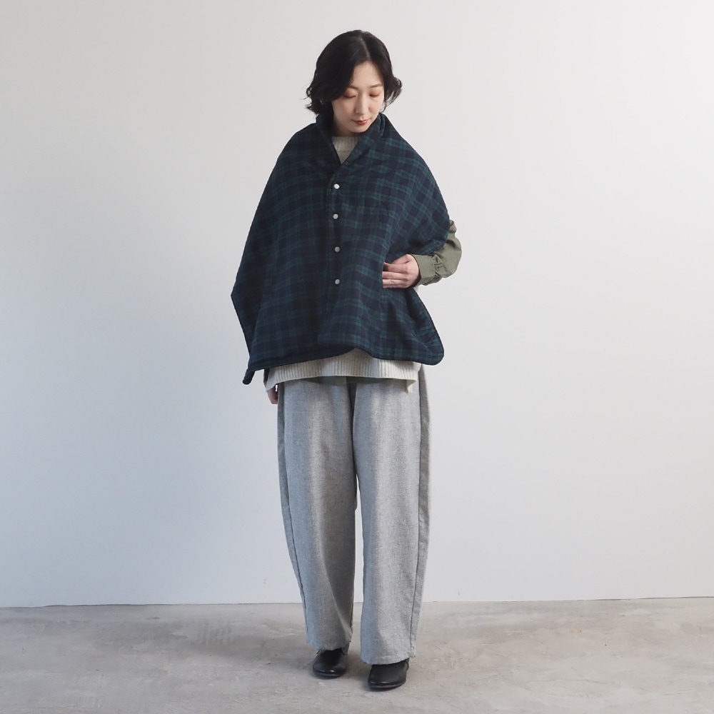 ウールリサイクルクロス ノッポパンツ パンツを着た女性の全身