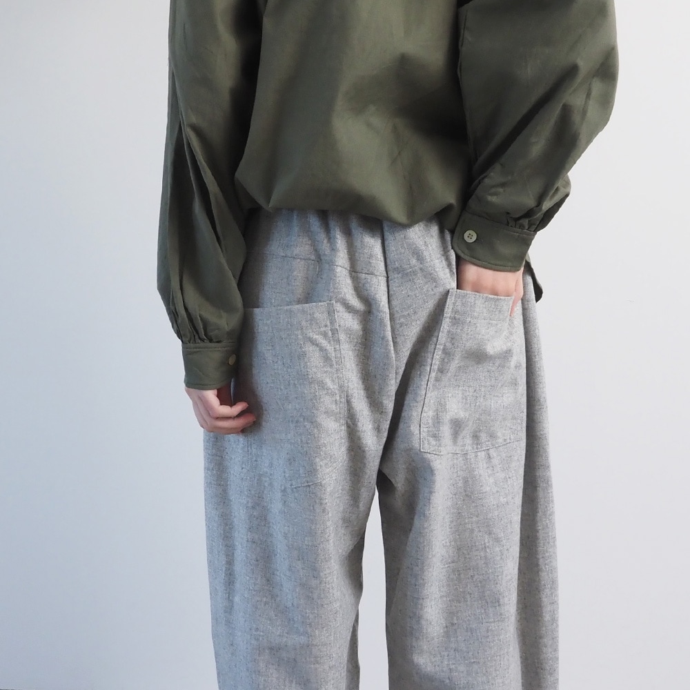 ウールリサイクルクロス ノッポパンツ パンツを着た女性の正面