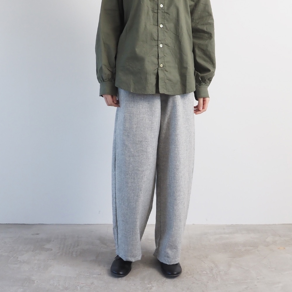 ウールリサイクルクロス ノッポパンツ パンツを着た女性の正面