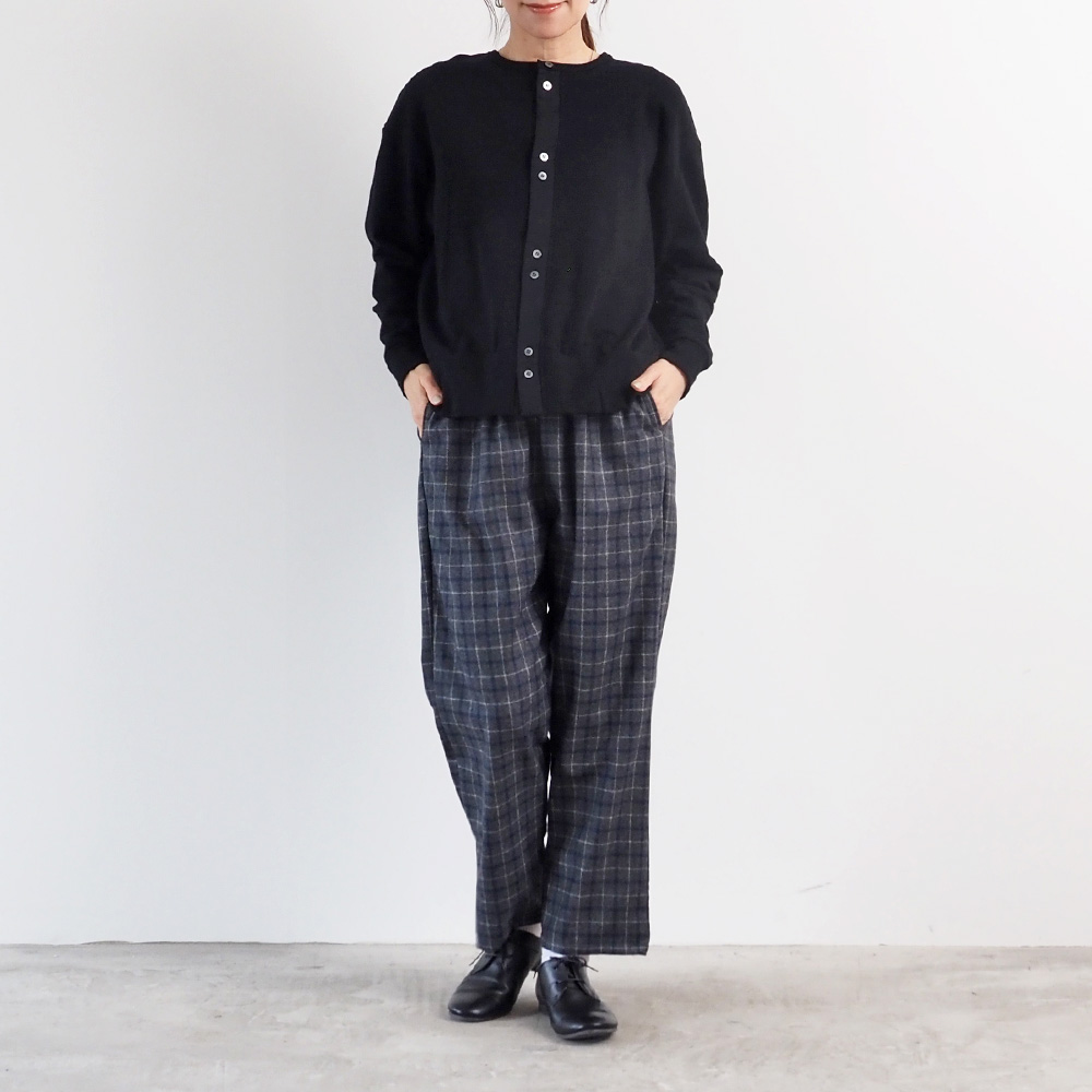 ウールリサイクルクロスチェック コージーパンツ パンツを着た女性の全身
