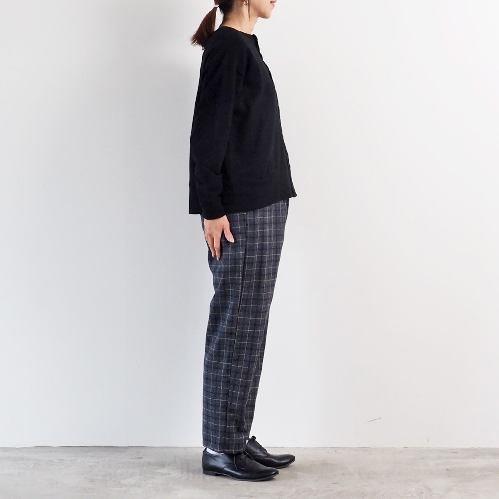 ウールリサイクルクロスチェック コージーパンツ パンツを着た女性の全身