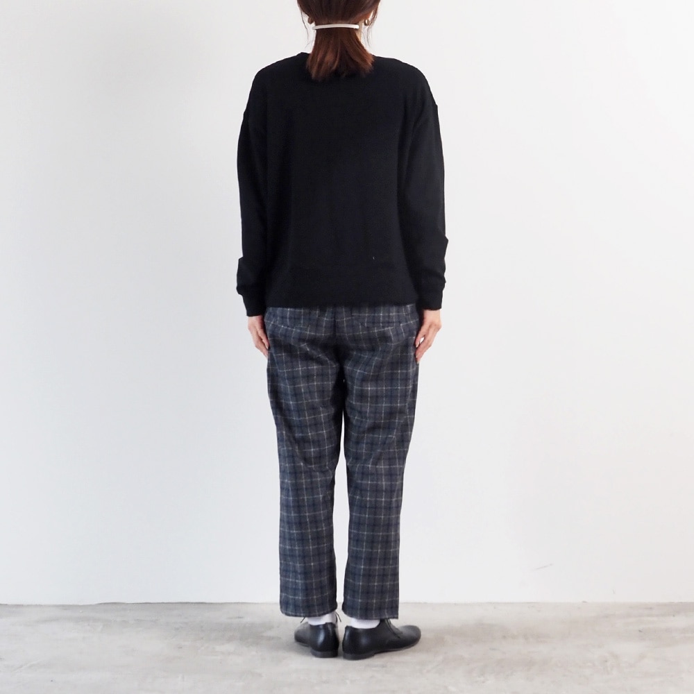 ウールリサイクルクロスチェック コージーパンツ パンツを着た女性の全身