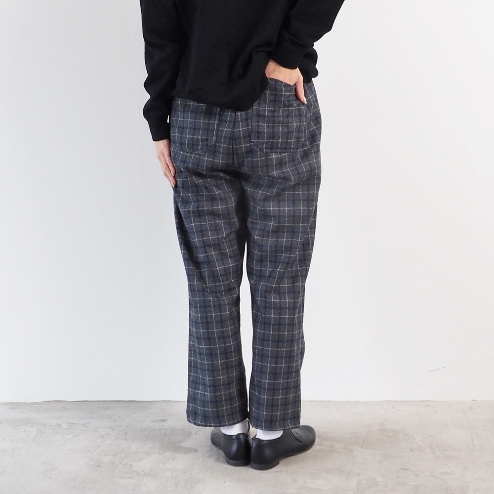 ウールリサイクルクロスチェック コージーパンツ パンツを着た女性の全身