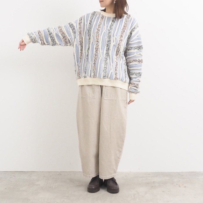 マーブルウェーブ クルーネックニット　ニットを着た女性の全身