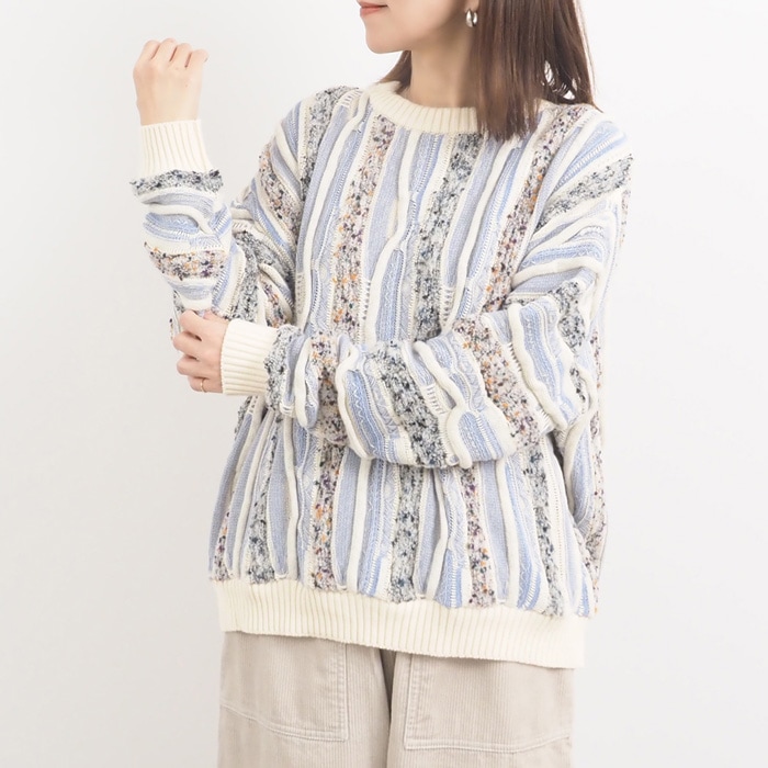 マーブルウェーブ クルーネックニット　ニットを着た女性の全身