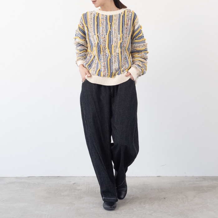 マーブルウェーブ クルーネックニット　ニットを着た女性の全身