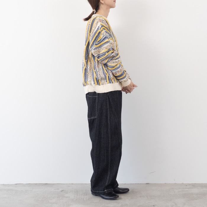 マーブルウェーブ クルーネックニット　ニットを着た女性の全身