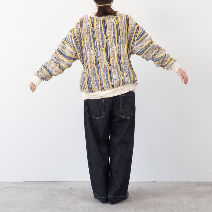 マーブルウェーブ クルーネックニット　ニットを着た女性の全身