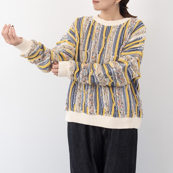 マーブルウェーブ クルーネックニット　ニットを着た女性の全身