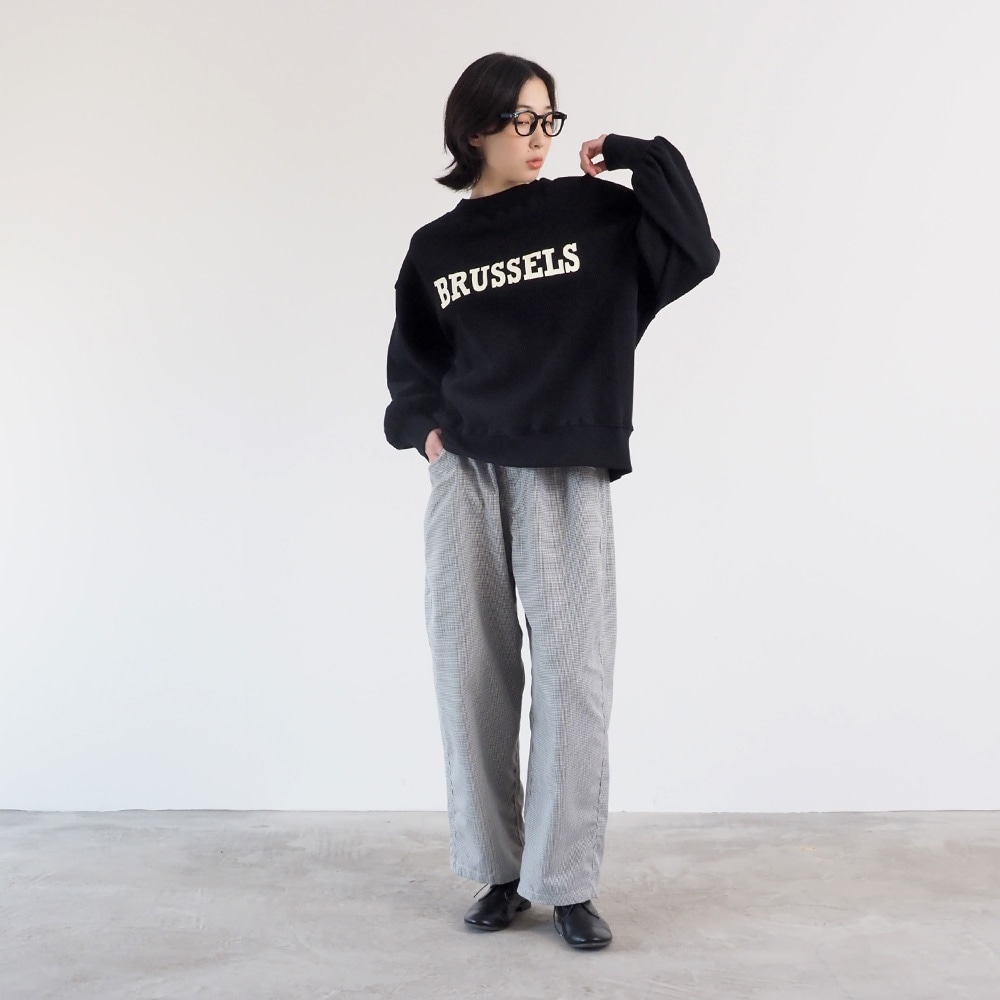 スーパーストレッチベアワッフル BRUSSELSプリントPO　プルオーバーを着た女性の全身