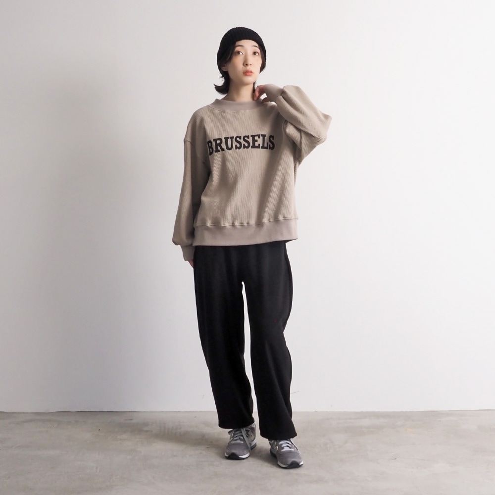 スーパーストレッチベアワッフル BRUSSELSプリントPO　プルオーバーを着た女性の全身