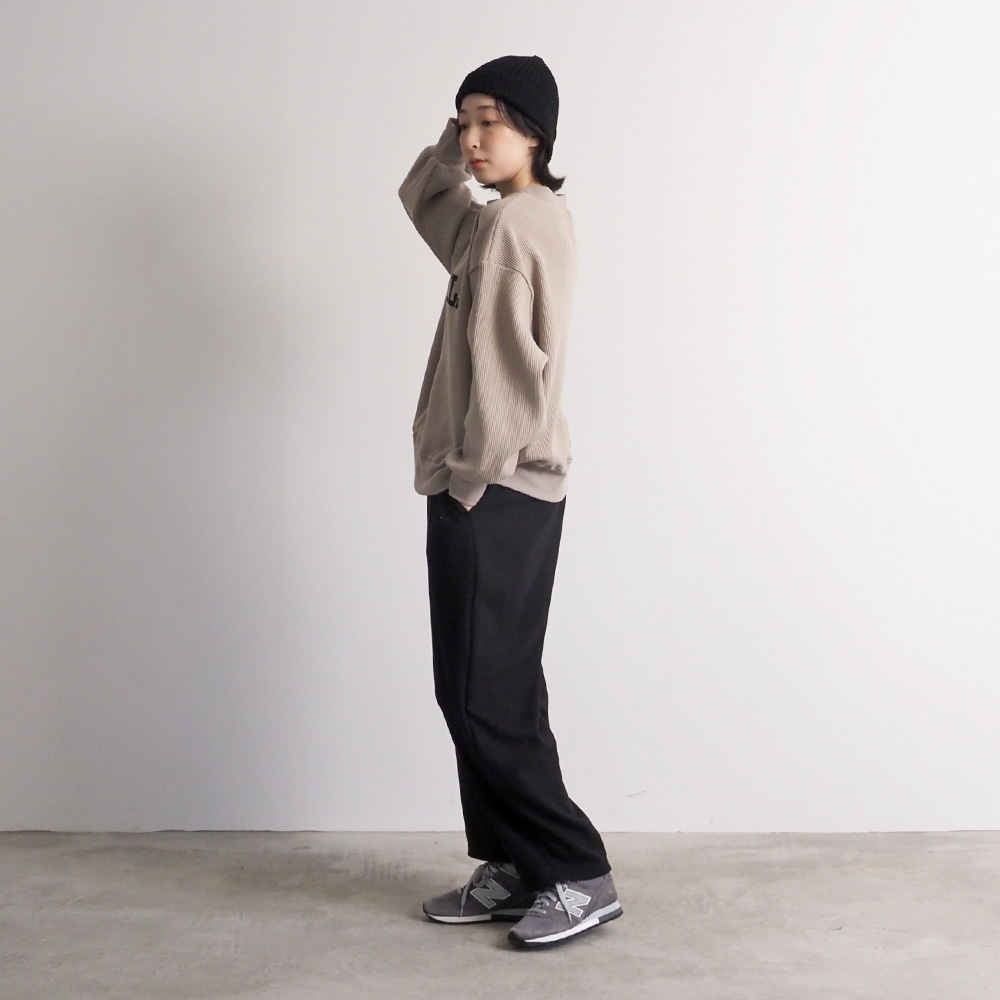 スーパーストレッチベアワッフル BRUSSELSプリントPO　プルオーバーを着た女性の全身