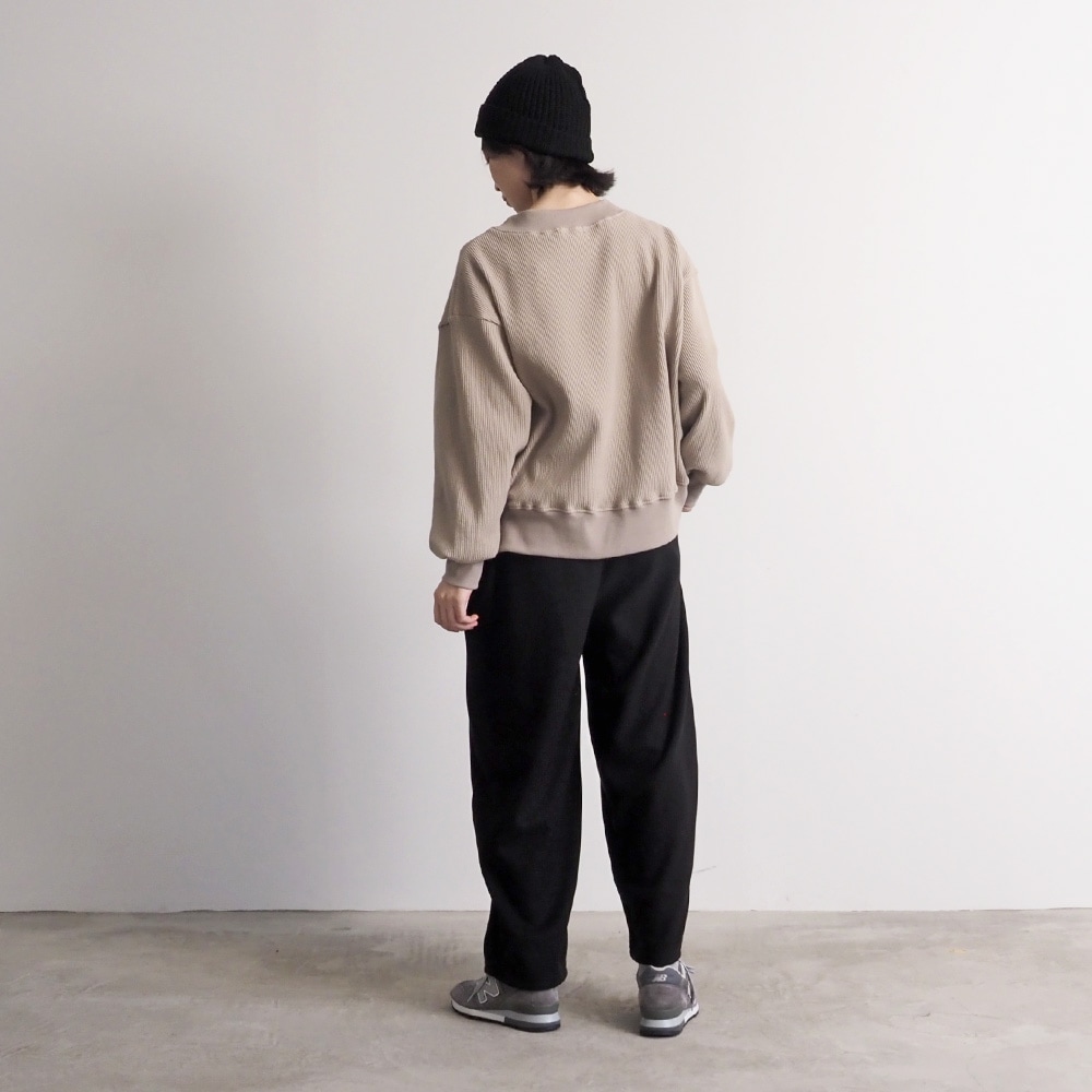 スーパーストレッチベアワッフル BRUSSELSプリントPO　プルオーバーを着た女性の全身