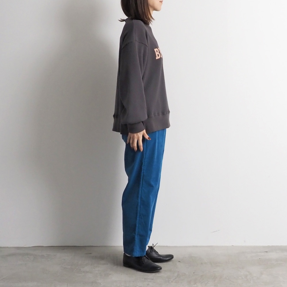 スーパーストレッチベアワッフル BRUSSELSプリントPO　プルオーバーを着た女性の全身