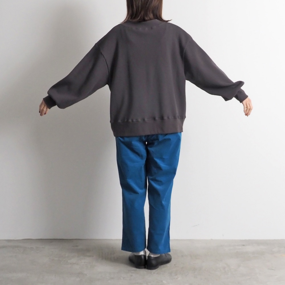 スーパーストレッチベアワッフル BRUSSELSプリントPO　プルオーバーを着た女性の全身