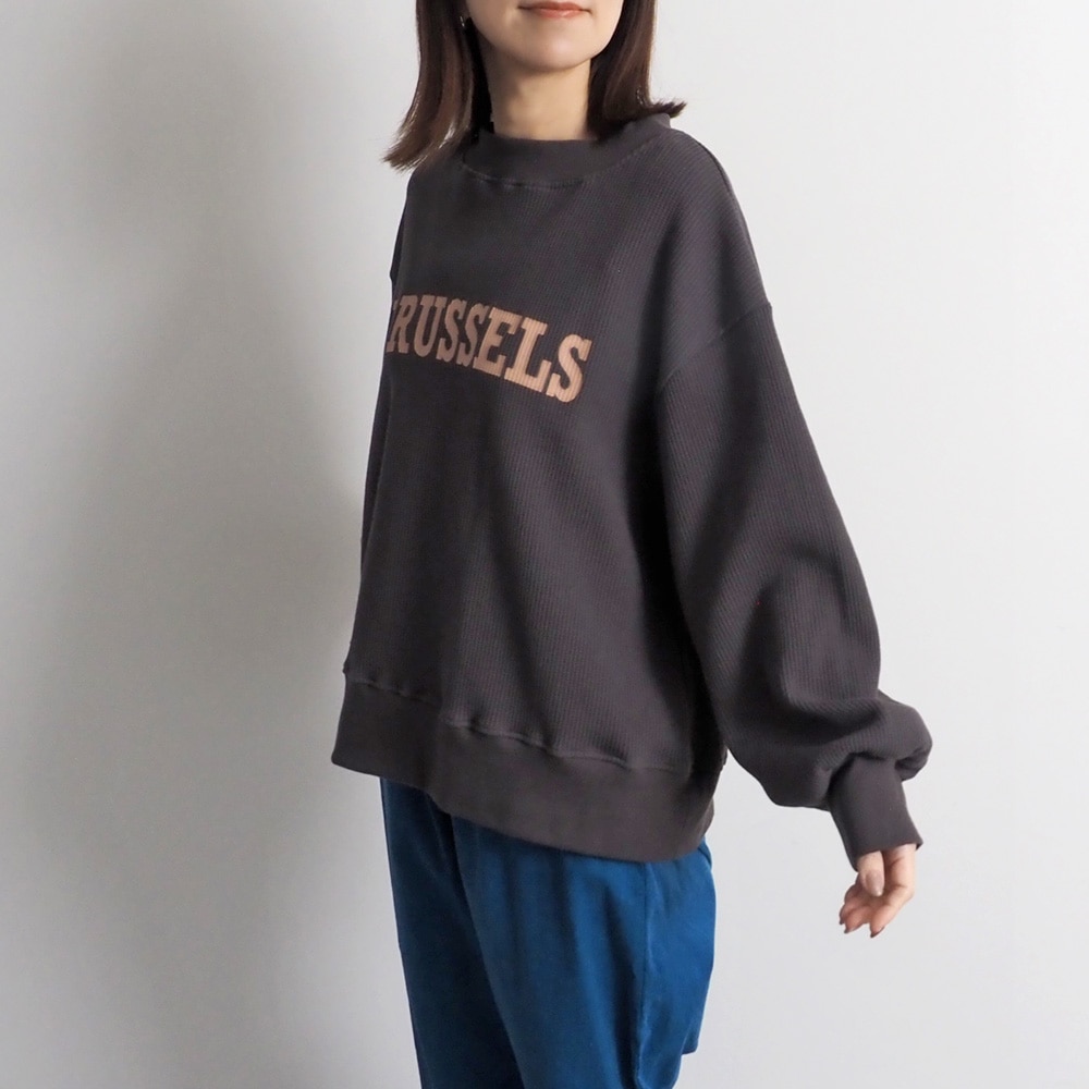 スーパーストレッチベアワッフル BRUSSELSプリントPO　プルオーバーを着た女性の全身