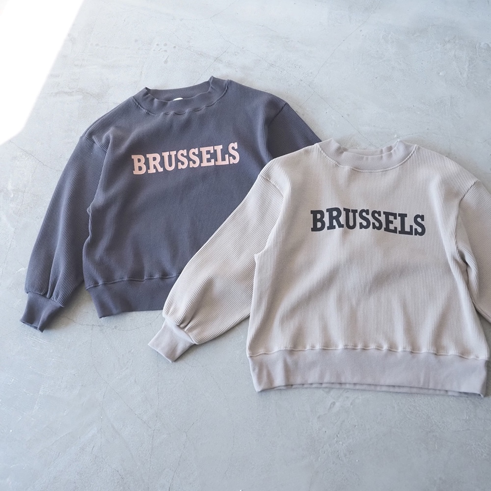 スーパーストレッチベアワッフル BRUSSELSプリントPO　プルオーバーを着た女性の正面