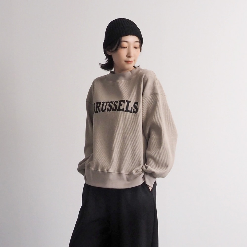 スーパーストレッチベアワッフル BRUSSELSプリントPO　プルオーバーを着た女性の正面