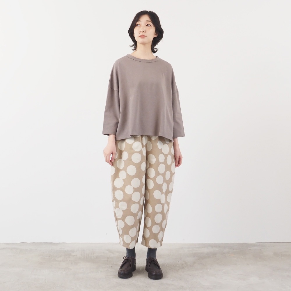 デラヴェジャージ ワイドPO プルオーバーを着た女性の全身