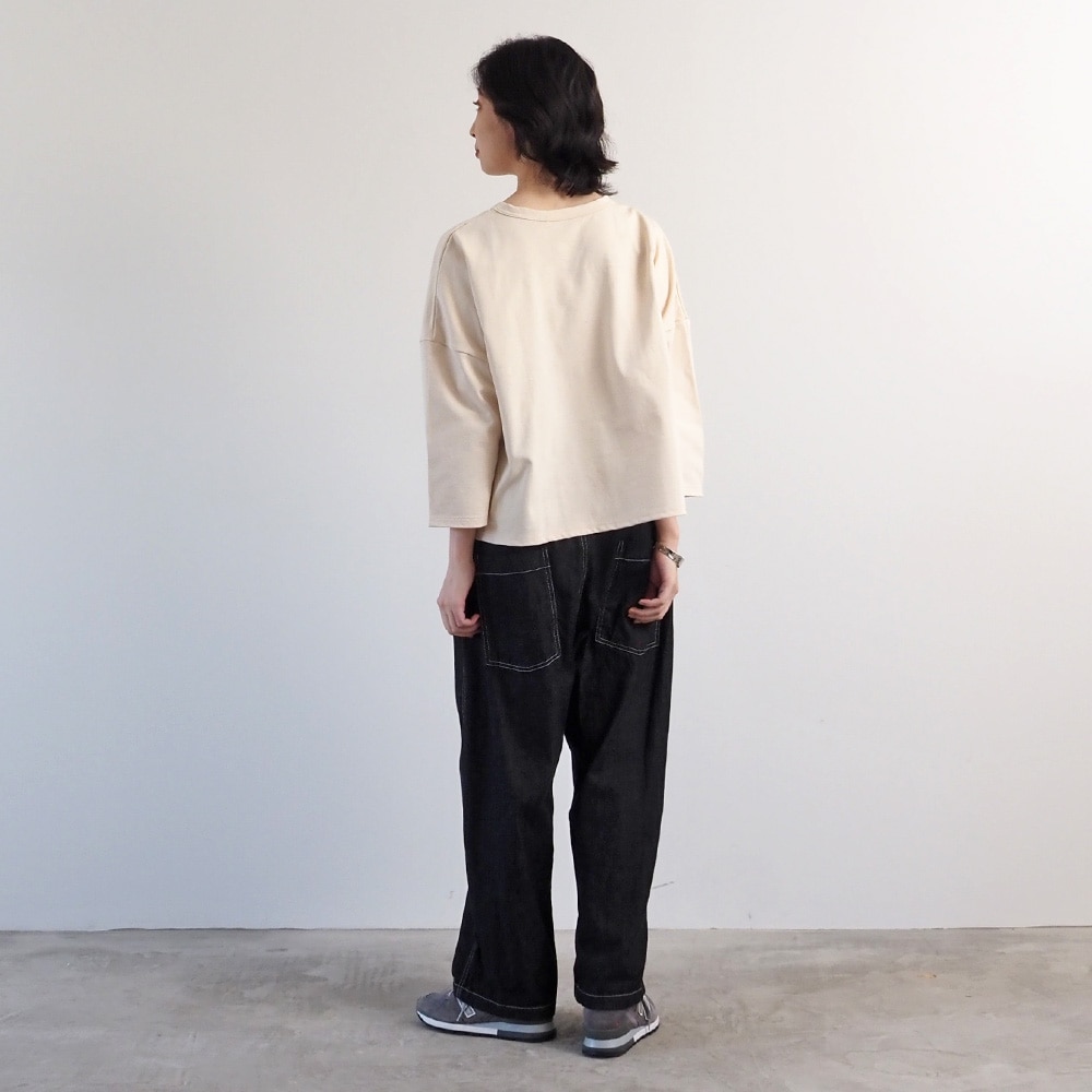 デラヴェジャージ ワイドPO プルオーバーを着た女性の全身