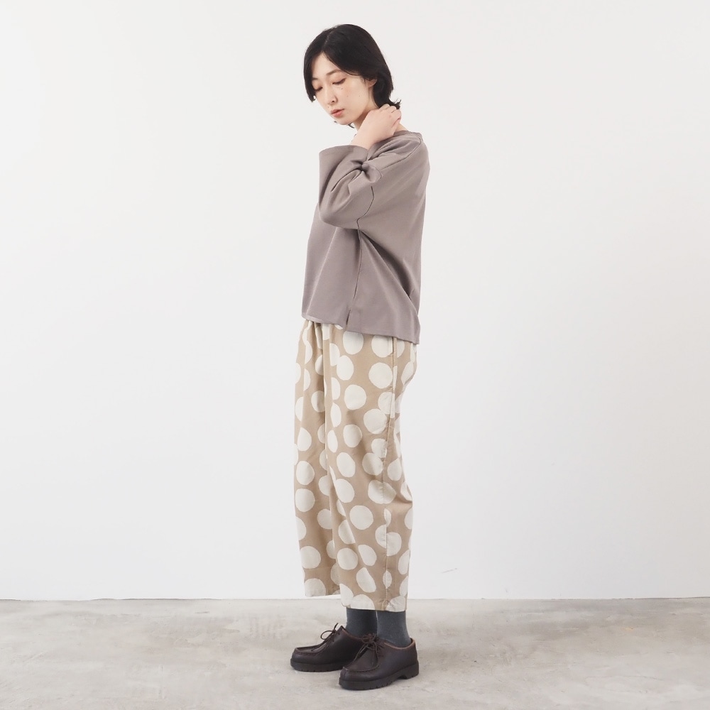 デラヴェジャージ ワイドPO プルオーバーを着た女性の全身