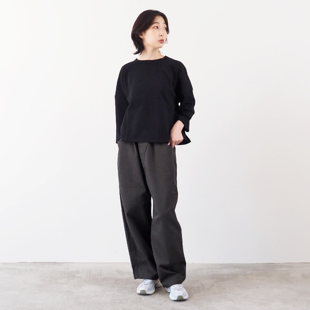 デラヴェジャージ ワイドPO プルオーバーを着た女性の全身