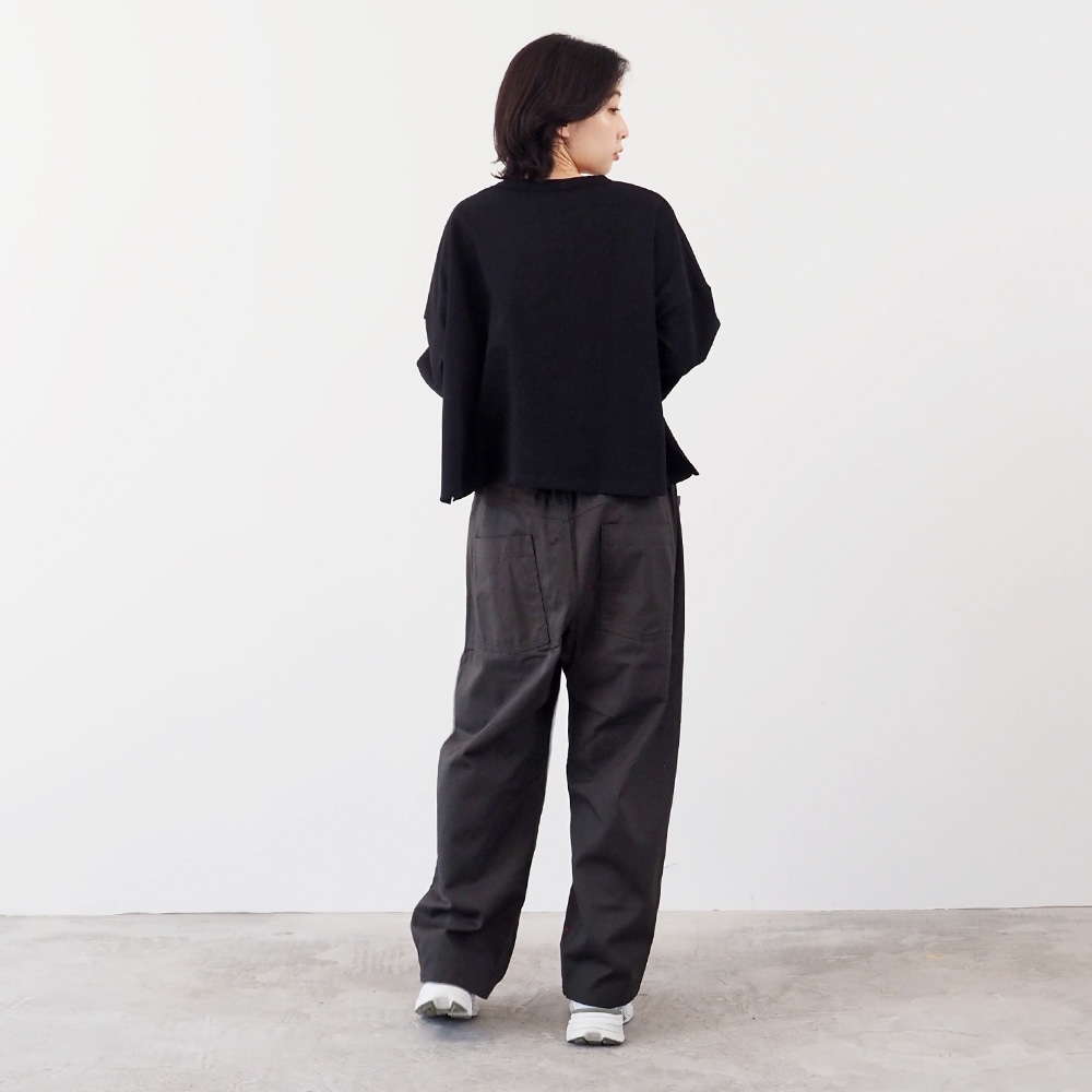 デラヴェジャージ ワイドPO プルオーバーを着た女性の全身