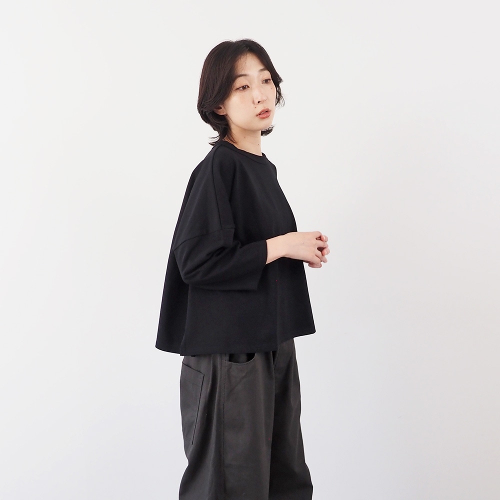 デラヴェジャージ ワイドPO プルオーバーを着た女性の全身