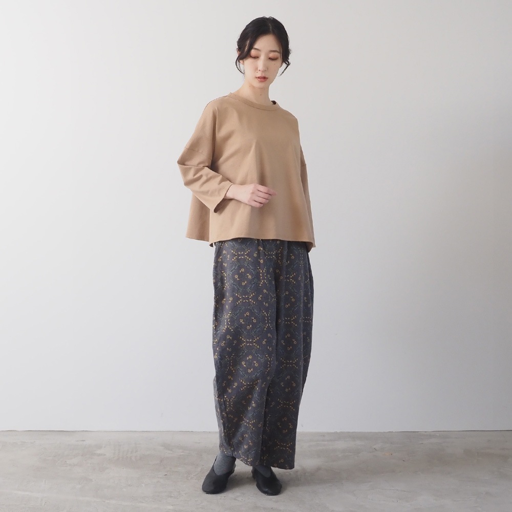 デラヴェジャージ ワイドPO プルオーバーを着た女性の全身