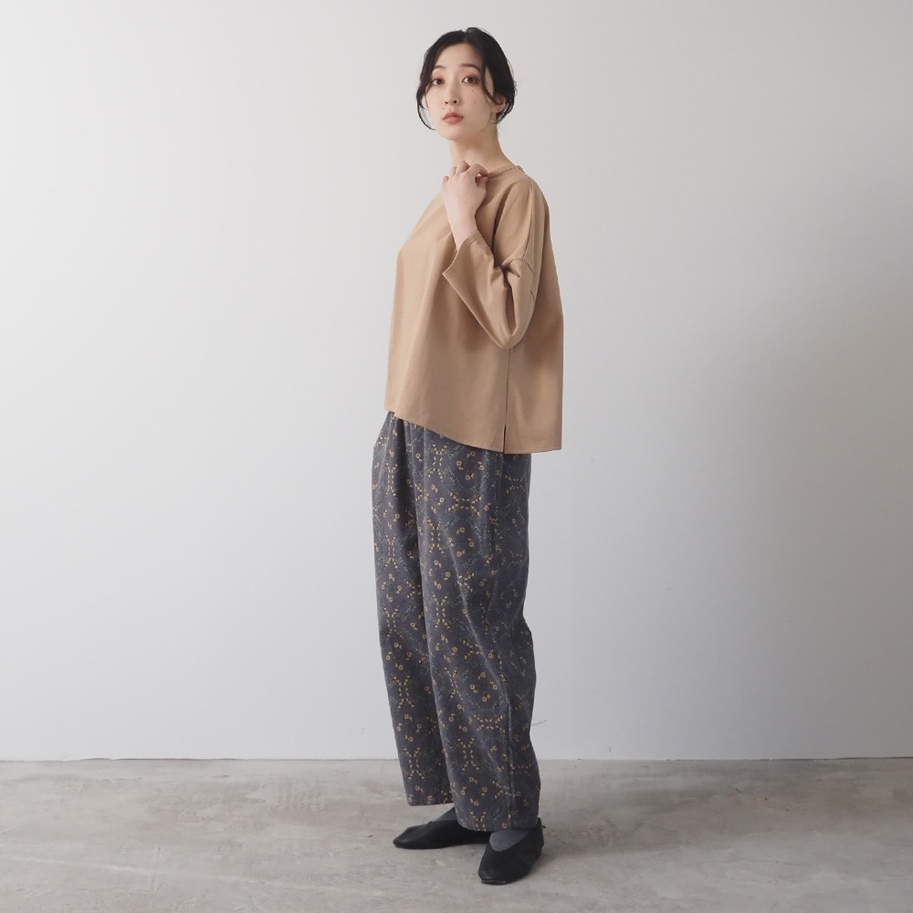 デラヴェジャージ ワイドPO プルオーバーを着た女性の全身