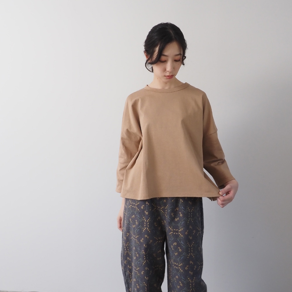 デラヴェジャージ ワイドPO プルオーバーを着た女性の全身