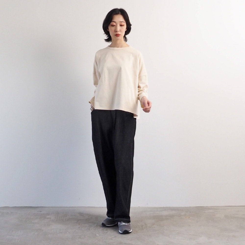 デラヴェジャージ ワイドPO プルオーバーを着た女性の全身