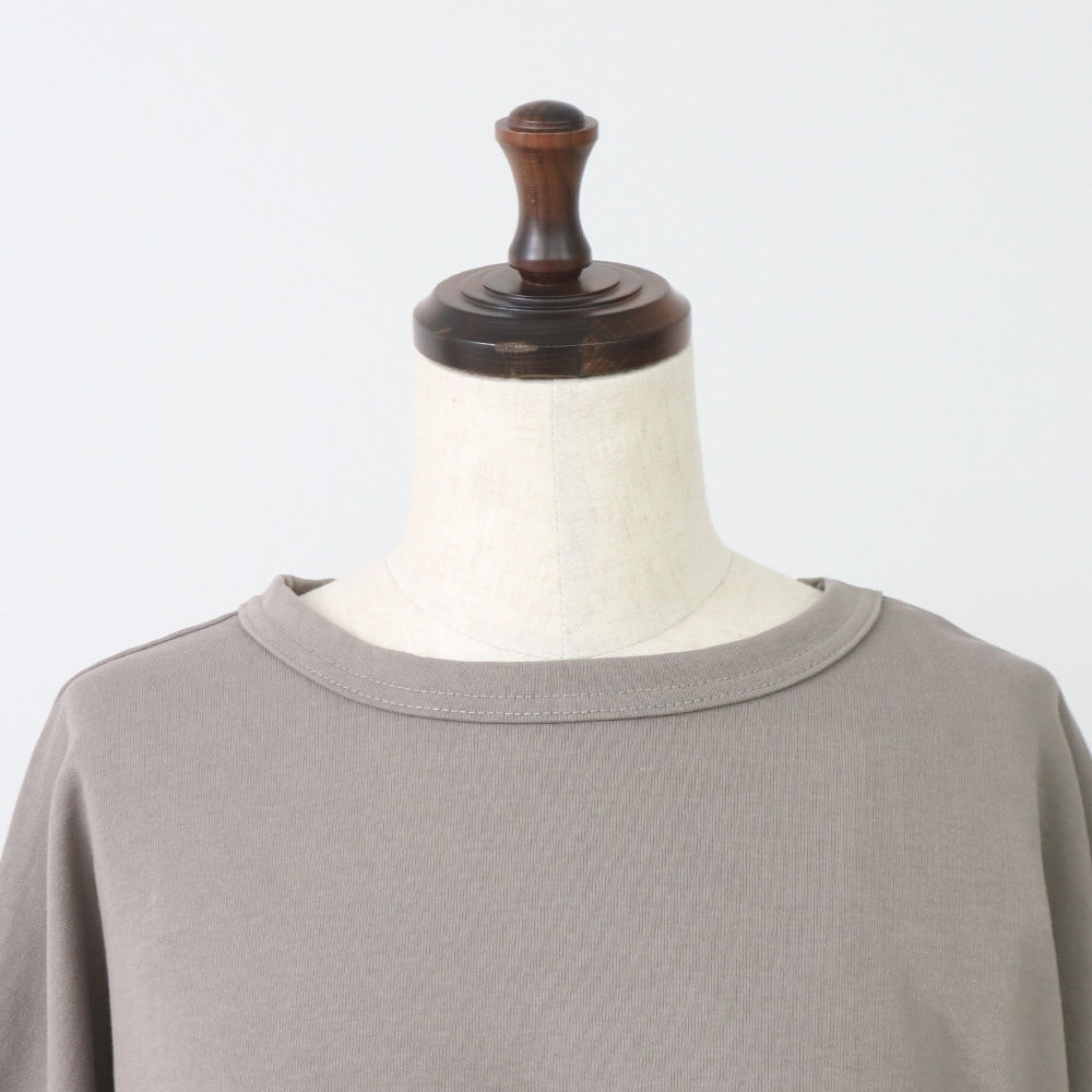 デラヴェジャージ ワイドPO プルオーバーの正面ディティール