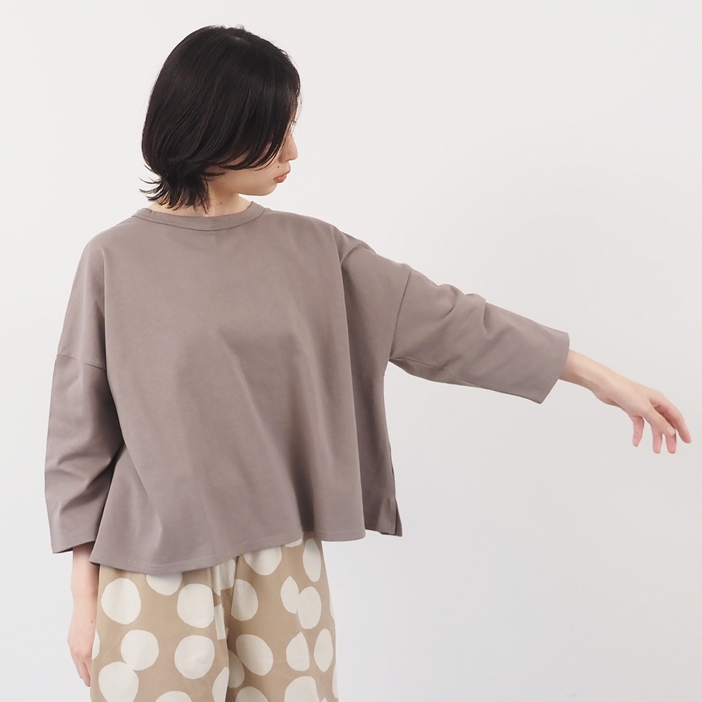 デラヴェジャージ ワイドPO プルオーバーを着た女性の正面