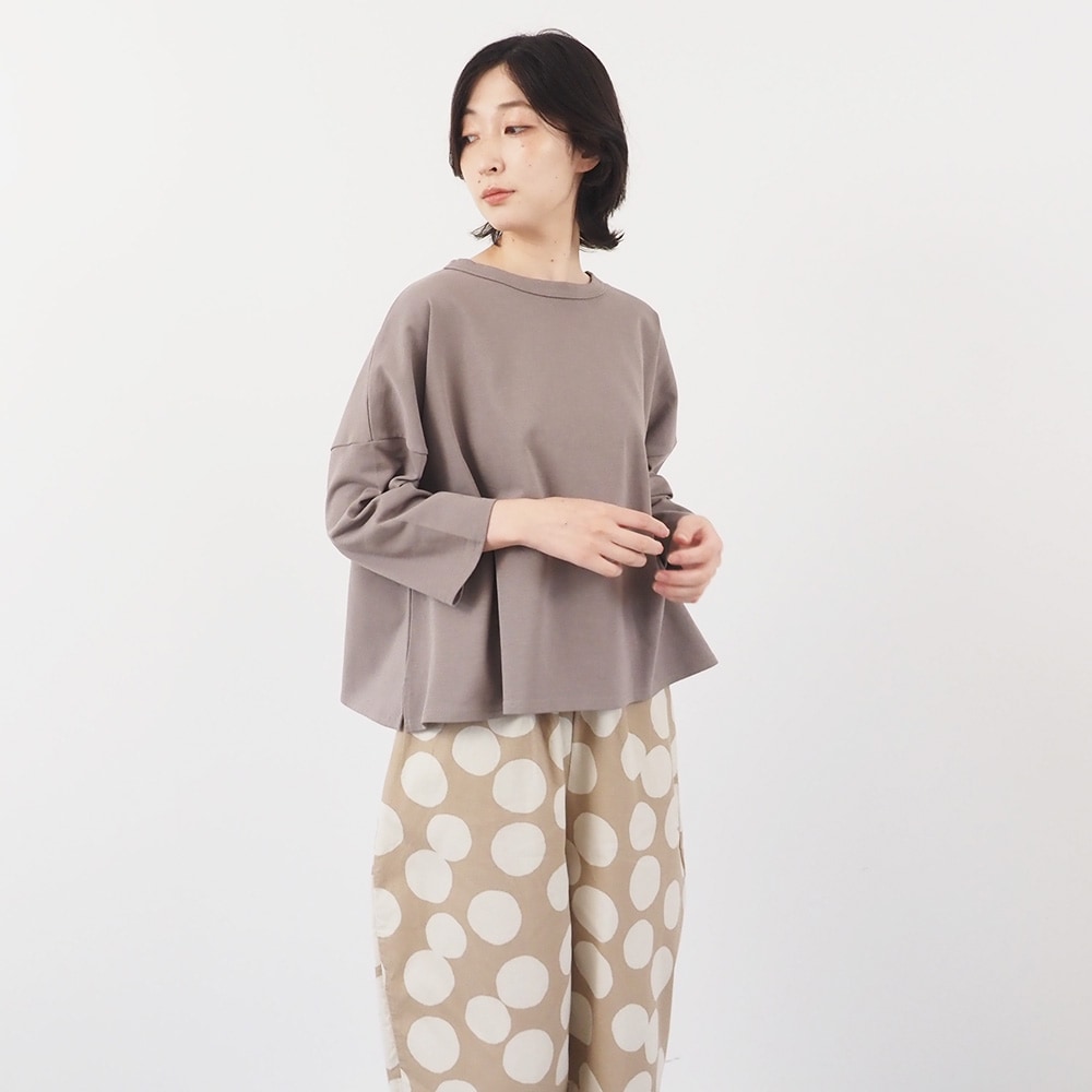 デラヴェジャージ ワイドPO プルオーバーを着た女性の正面