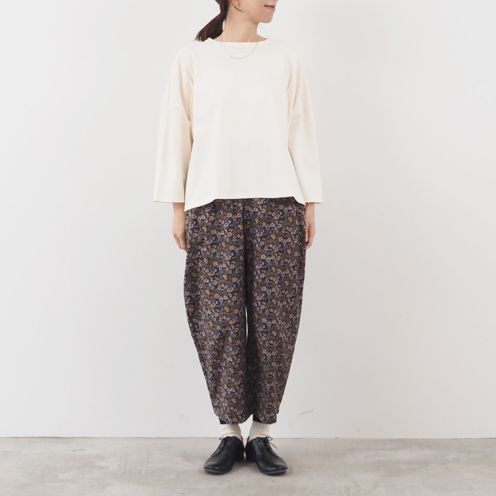 デラヴェジャージ ワイドPO プルオーバーを着た女性の全身