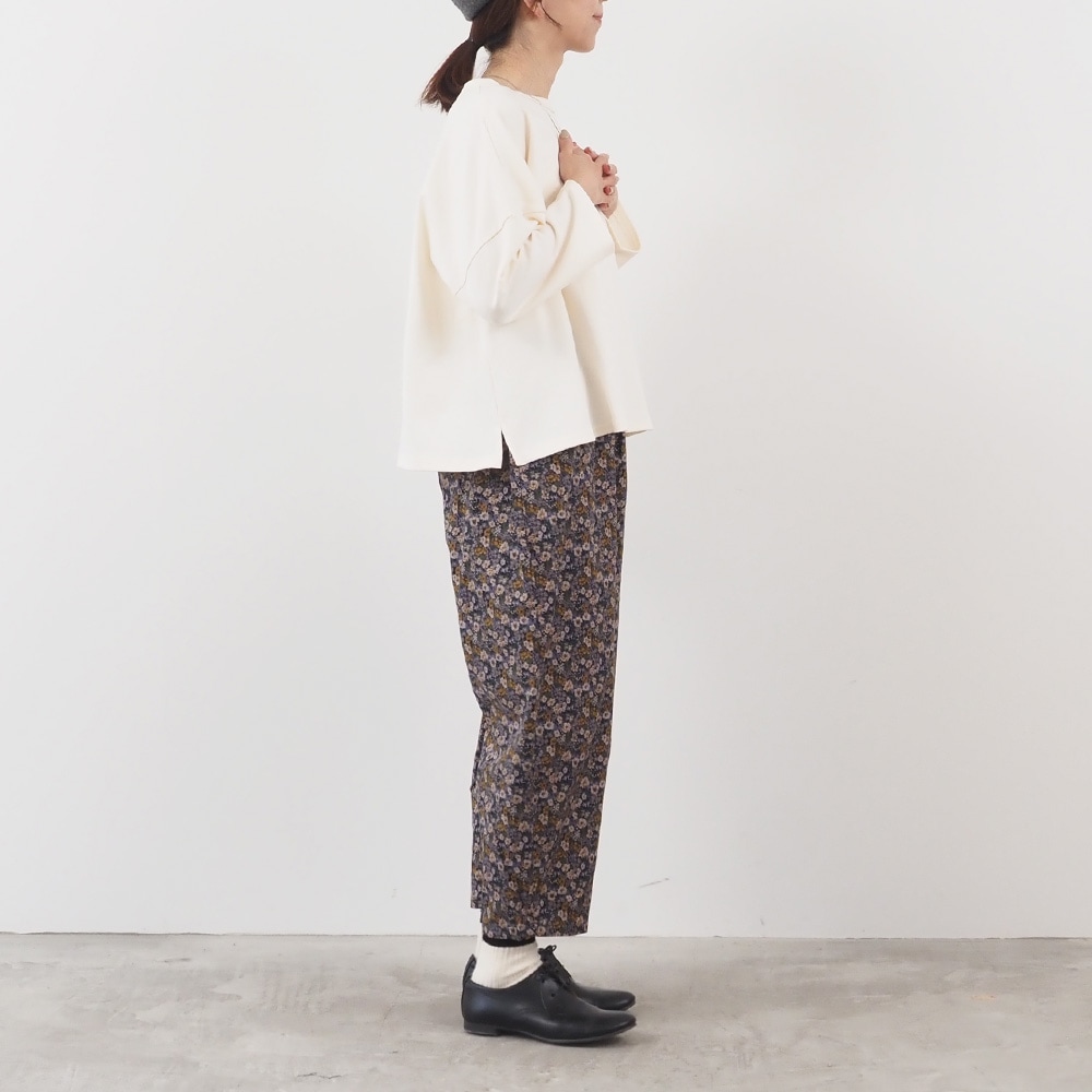 デラヴェジャージ ワイドPO プルオーバーを着た女性の全身