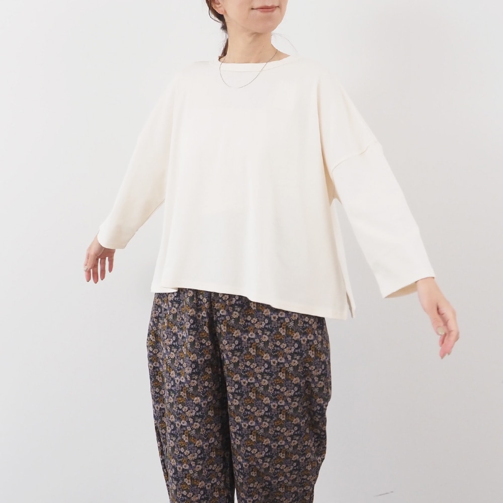 デラヴェジャージ ワイドPO プルオーバーを着た女性の全身