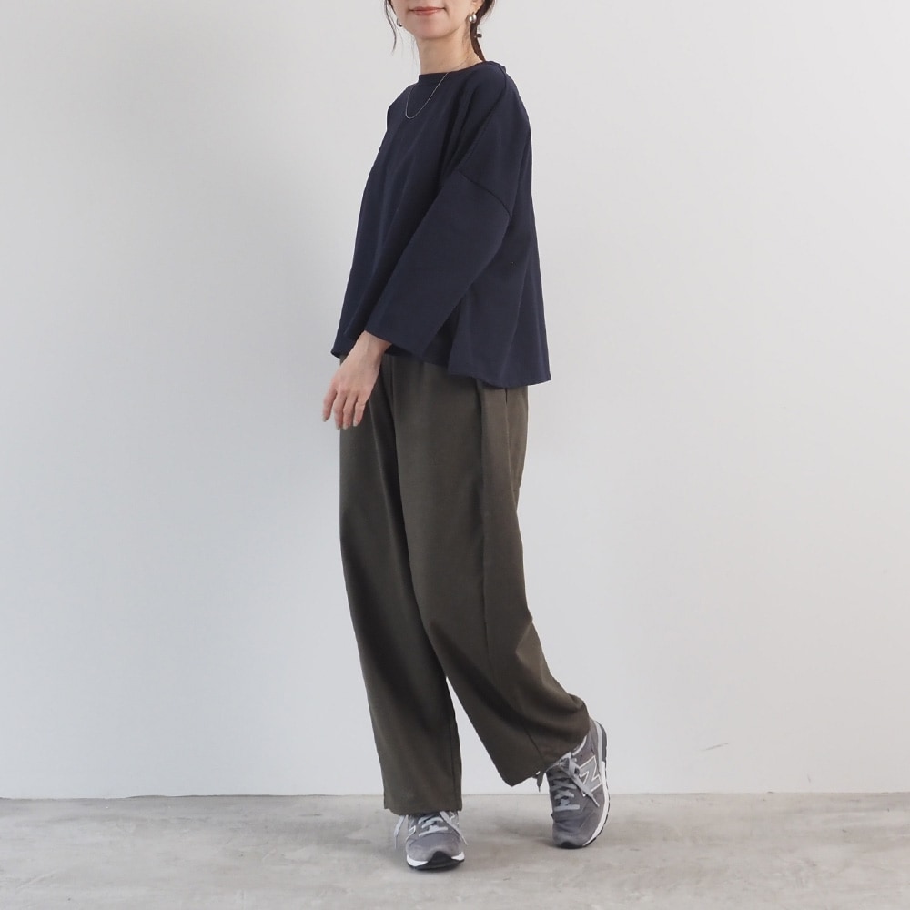 デラヴェジャージ ワイドPO プルオーバーを着た女性の全身