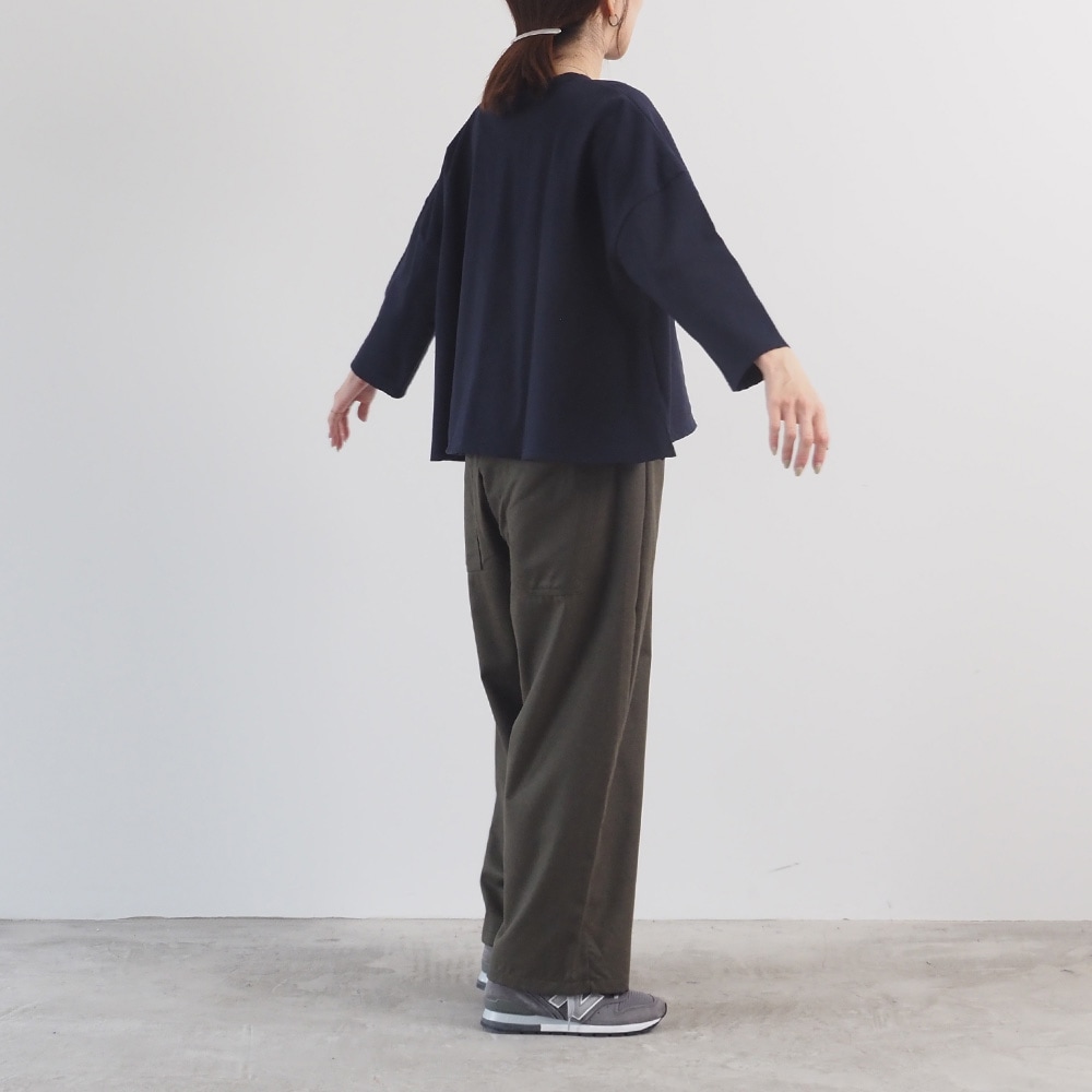 デラヴェジャージ ワイドPO プルオーバーを着た女性の全身