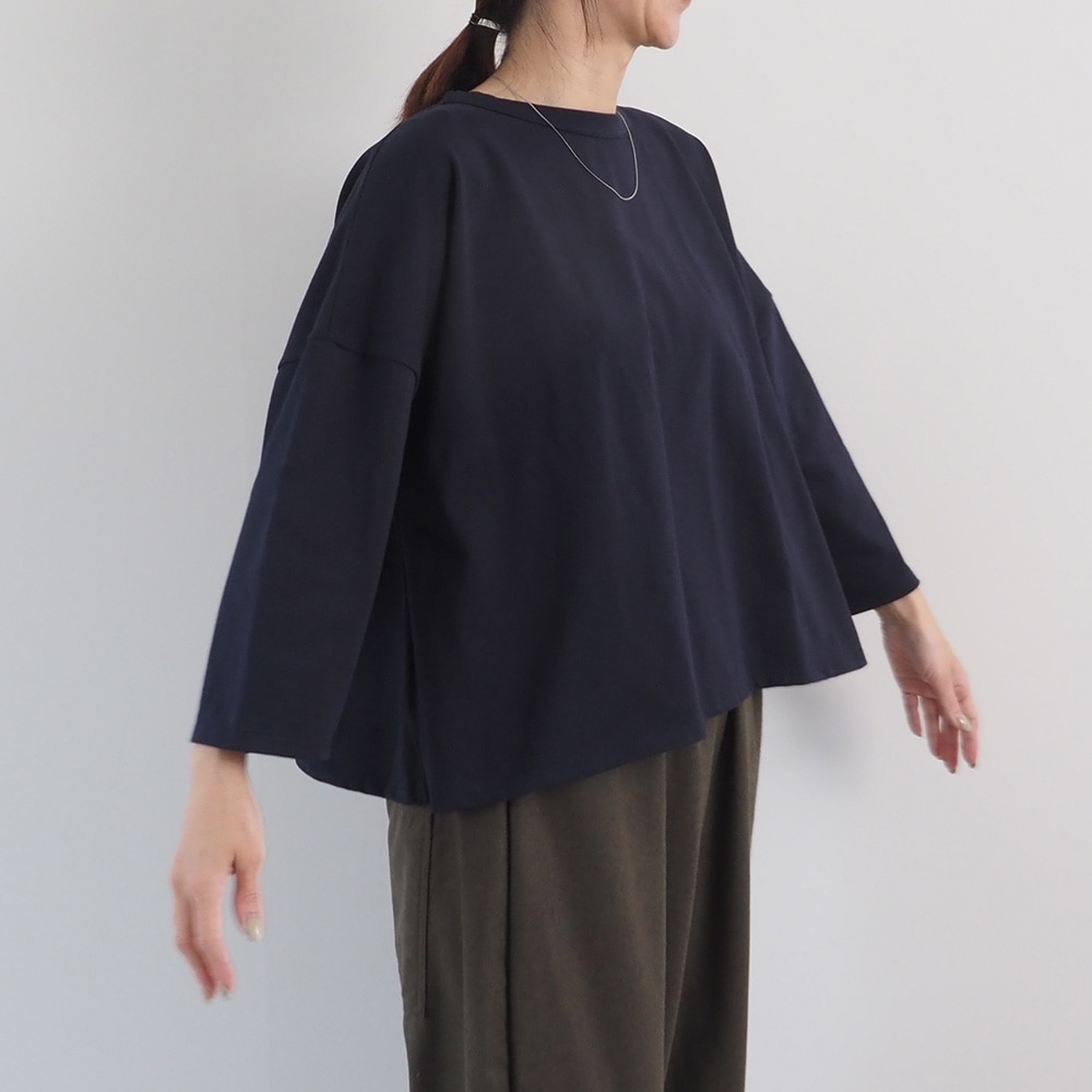 デラヴェジャージ ワイドPO プルオーバーを着た女性の全身